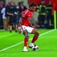 Richard Ríos, médio colombiano do Benfica (que terça-feira, 12 de agosto, recebe o Nice em jogo da UEFA Champions League), tem a bola controlada e prepara-se para iniciar mais um ataque das águias