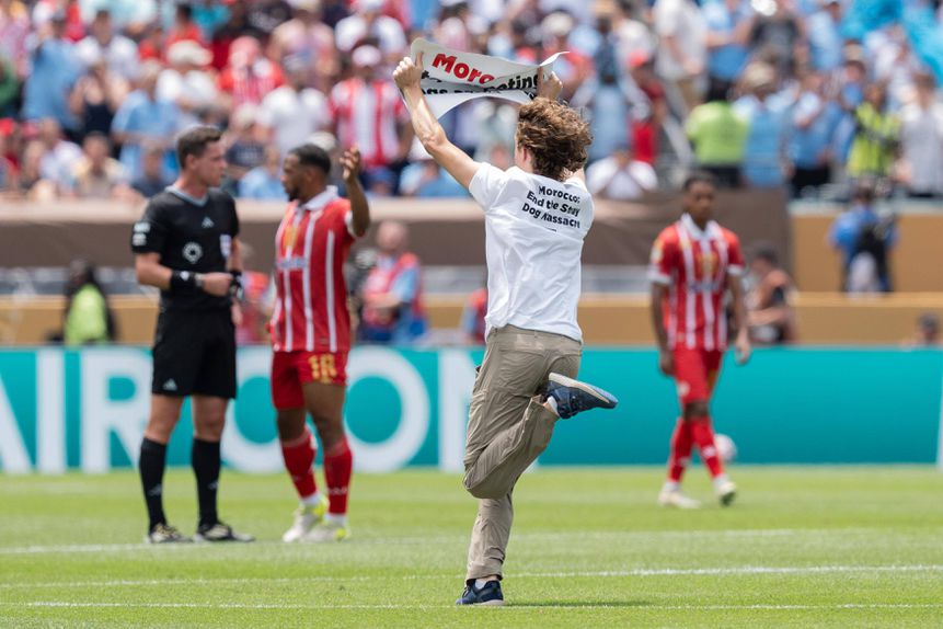 Protesto durante jogo do Mundial de Clubes