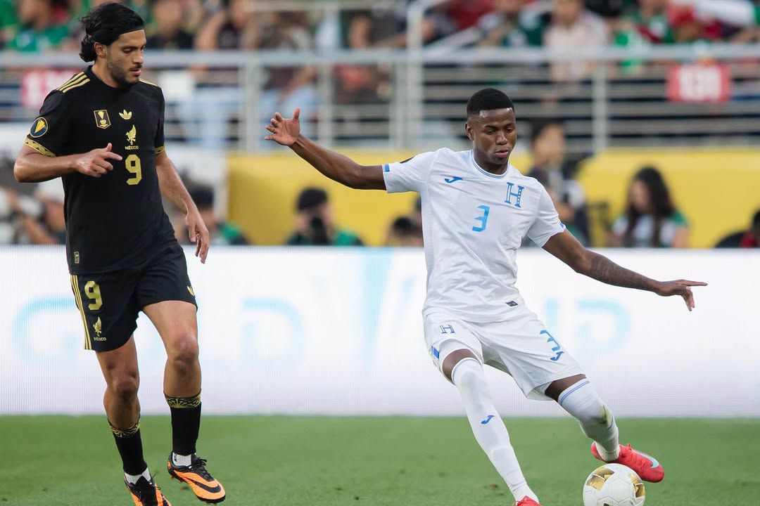 Julián Martínez frente a Raúl Jiménez ao serviço da seleção das Honduras Foto: Instagram Julián Martínez