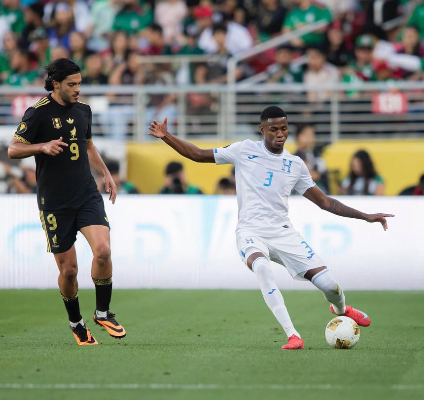 Julián Martínez frente a Raúl Jiménez ao serviço da seleção das Honduras Foto: Instagram Julián Martínez