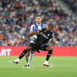 Gustavo Silva, avançado do Vitória Sport Clube, e Bednark, defesa do FC Porto, lutam pela posse de bola no encontro entre ambos desta segunda-feira, 12 de agosto, no Estádio do Dragão, êxito dos locais por 3-0