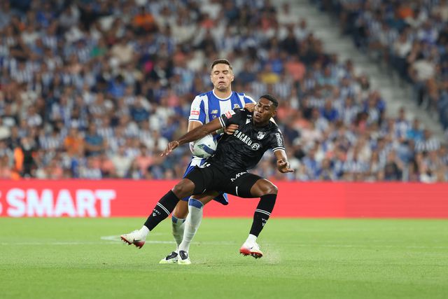 Gustavo Silva, avançado do Vitória Sport Clube, e Bednark, defesa do FC Porto, lutam pela posse de bola no encontro entre ambos desta segunda-feira, 12 de agosto, no Estádio do Dragão, êxito dos locais por 3-0