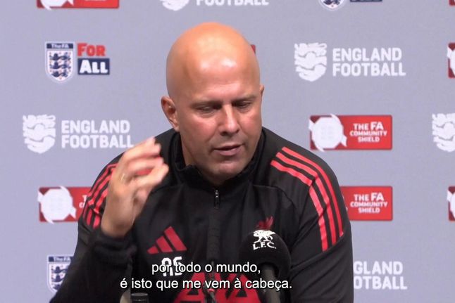 Slot comenta minuto de silêncio por Diogo Jota desrespeitado por adeptos