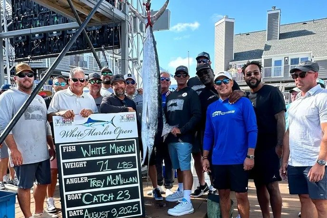 Michael Jordan estava a bordo quando Trey Cricket McMillan pescou um marlim-branco (@litnewsnet/X)