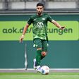 Mohamed Amoura (Wolfsburg) am Ball. *** Test match VfL Wolfsburg Espanyol Mohamed Amoura ao serviço do Wolfsburgo