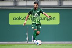 Mohamed Amoura (Wolfsburg) am Ball. *** Test match VfL Wolfsburg Espanyol Mohamed Amoura ao serviço do Wolfsburgo
