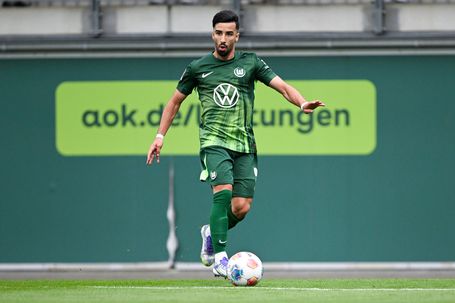 Mohamed Amoura (Wolfsburg) am Ball. *** Test match VfL Wolfsburg Espanyol Mohamed Amoura ao serviço do Wolfsburgo