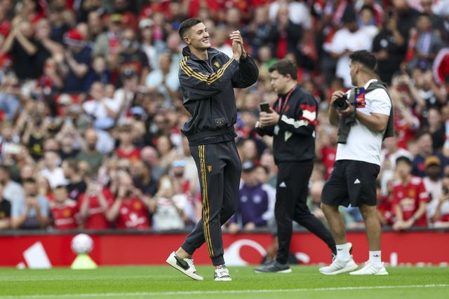 Sesko subiu ao relvado de Old Trafford e foi ovacionado pelos adeptos