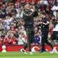 Sesko subiu ao relvado de Old Trafford e foi ovacionado pelos adeptos