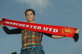 Cristiano Ronaldo, a segurar um cachecol do Manchester United, chegou a Old Trafford em 2003