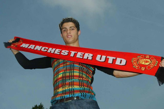 Cristiano Ronaldo, a segurar um cachecol do Manchester United, chegou a Old Trafford em 2003