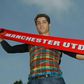 Cristiano Ronaldo, a segurar um cachecol do Manchester United, chegou a Old Trafford em 2003