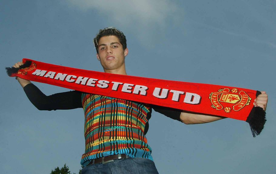 Cristiano Ronaldo, a segurar um cachecol do Manchester United, chegou a Old Trafford em 2003