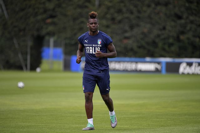 Mario Balotelli com a camisola de treino de Itália
