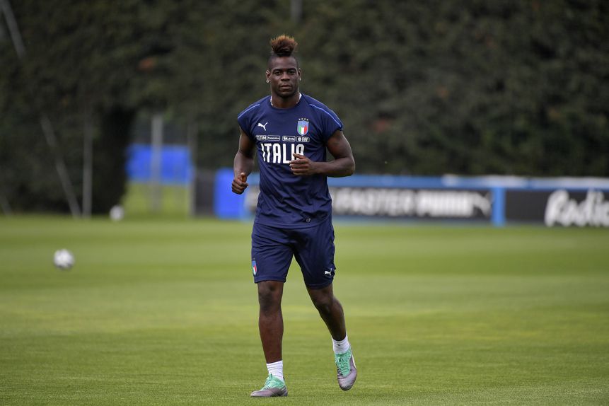 Mario Balotelli com a camisola de treino de Itália
