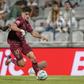 Gilberto Batista disputa a bola com Pau Victor. Avançados arsenalistas não tiveram tarefa fácil  - Foto: HUGO DELGADO/LUSA