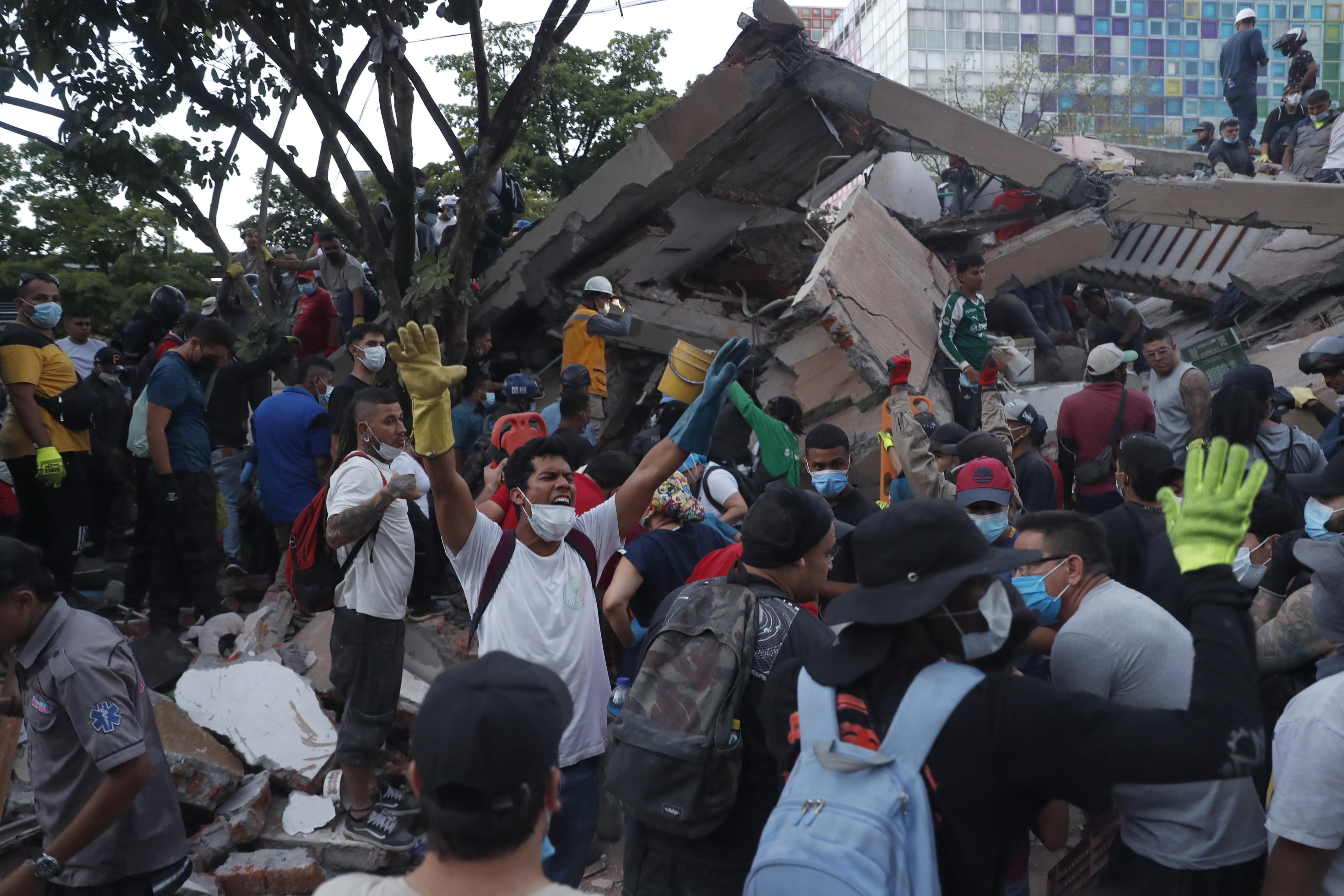 Voluntários procuram por sobreviventes nos escombros após o sismo que abalou a Colômbia - Foto: EPA/ERNESTO GUZMAN JR