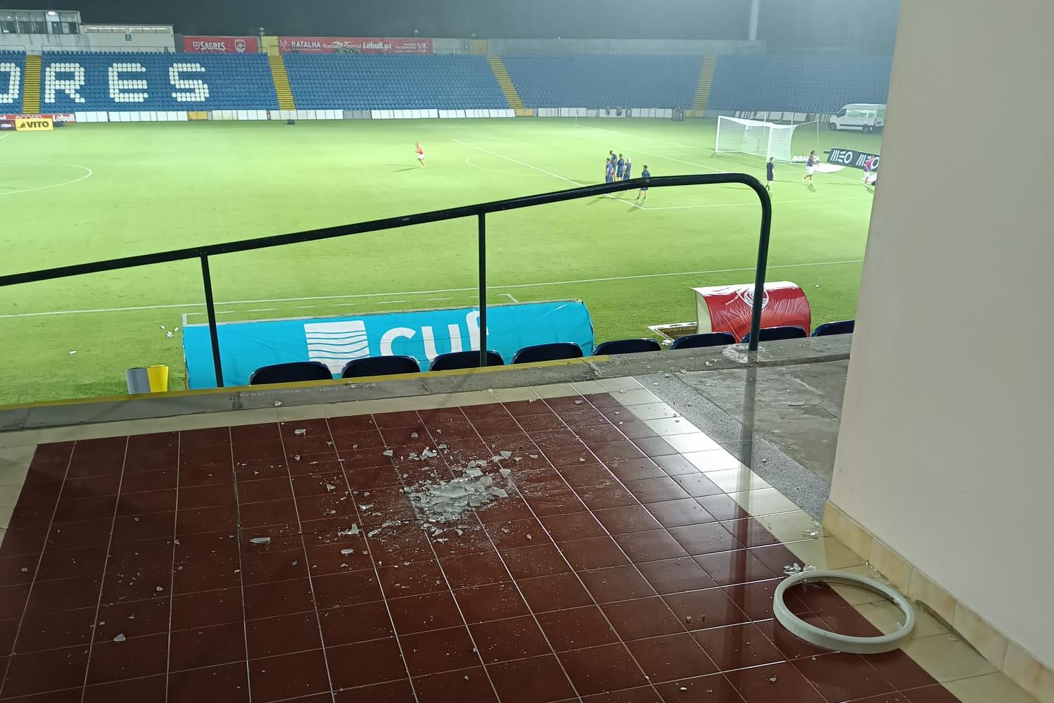 Lâmpada de uma bancada do Estádio São Miguel caiu no final do jogo com o Nacional, tendo causado ferimentos em duas pessoas. -Foto: D.R.