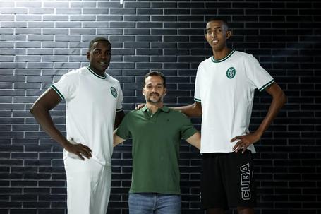 Jorge Alayo e Noslen Díaz com Jorge Fidalgo, coordenador do voleibol do Sporting (foto: SCP)