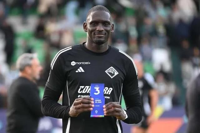 Amadou Ba-Sy, que já jogou na Académica, é uma das armas do Hearts para o jogo frente ao Benfica — Foto: D. R.