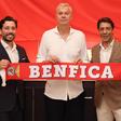 Ainars Bagatskis, novo treinador de basquetebol do Benfica, com o vice-presidente Tomás Barroso e o presidente Rui Costa (foto: SLB)