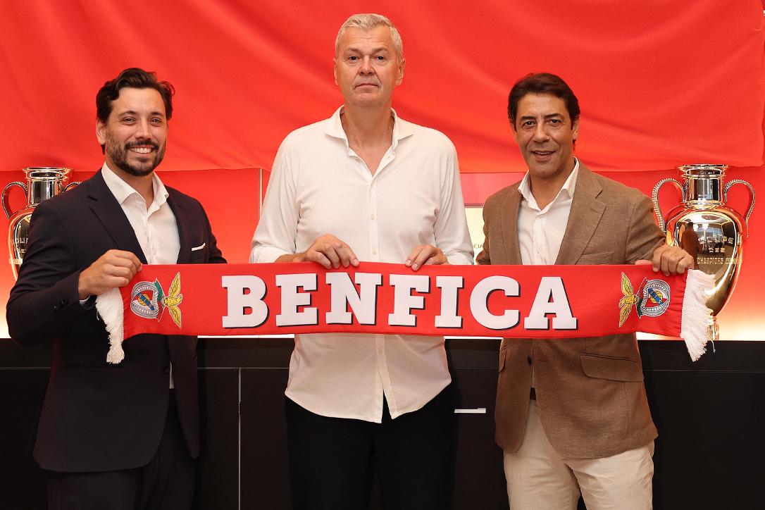 Ainars Bagatskis, novo treinador de basquetebol do Benfica, com o vice-presidente Tomás Barroso e o presidente Rui Costa (foto: SLB)