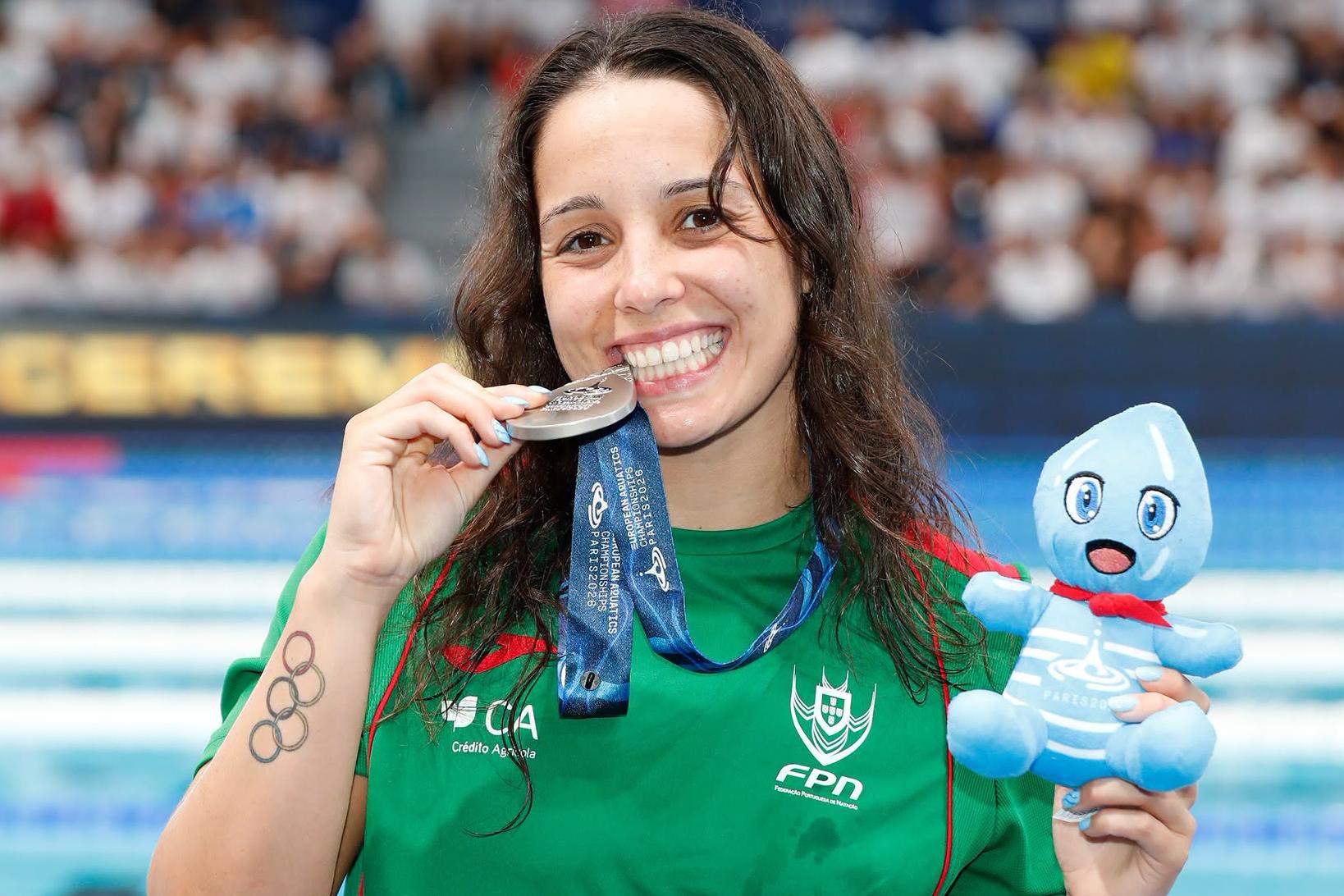 Camila a testar a qualidade da prata que irá levar para casa       Fotografia Simone Castrovillari/FPN