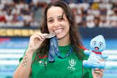 Camila a testar a qualidade da prata que irá levar para casa       Fotografia Simone Castrovillari/FPN