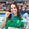 Camila a testar a qualidade da prata que irá levar para casa       Fotografia Simone Castrovillari/FPN