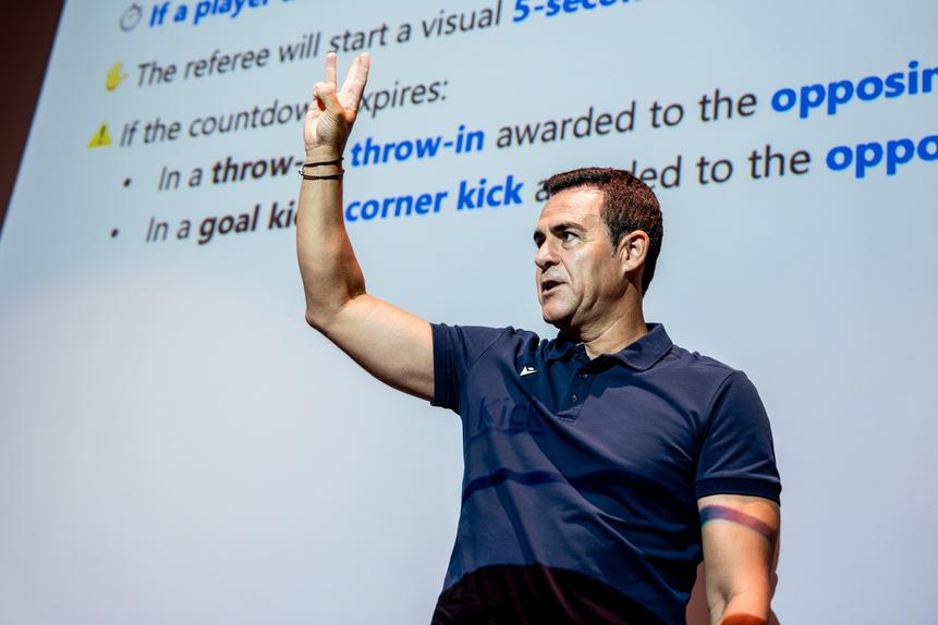 Carlos Velasco Carballo, antigo árbitro internacional FIFA, deu ação de formação ao plantel portista