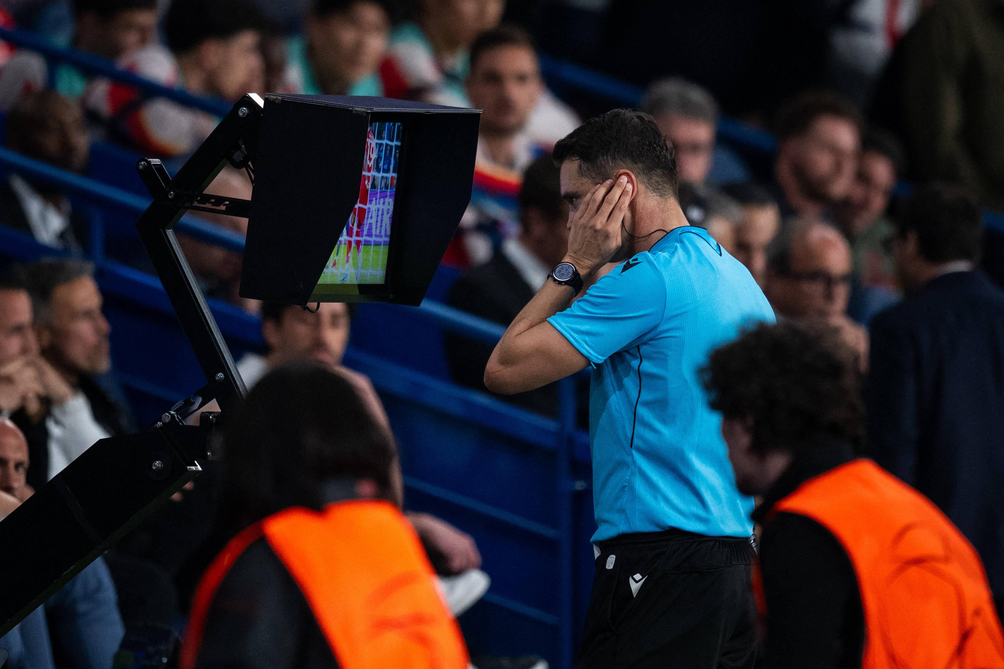 Chefe de arbitragem da UEFA descontente com o estado atual do VAR