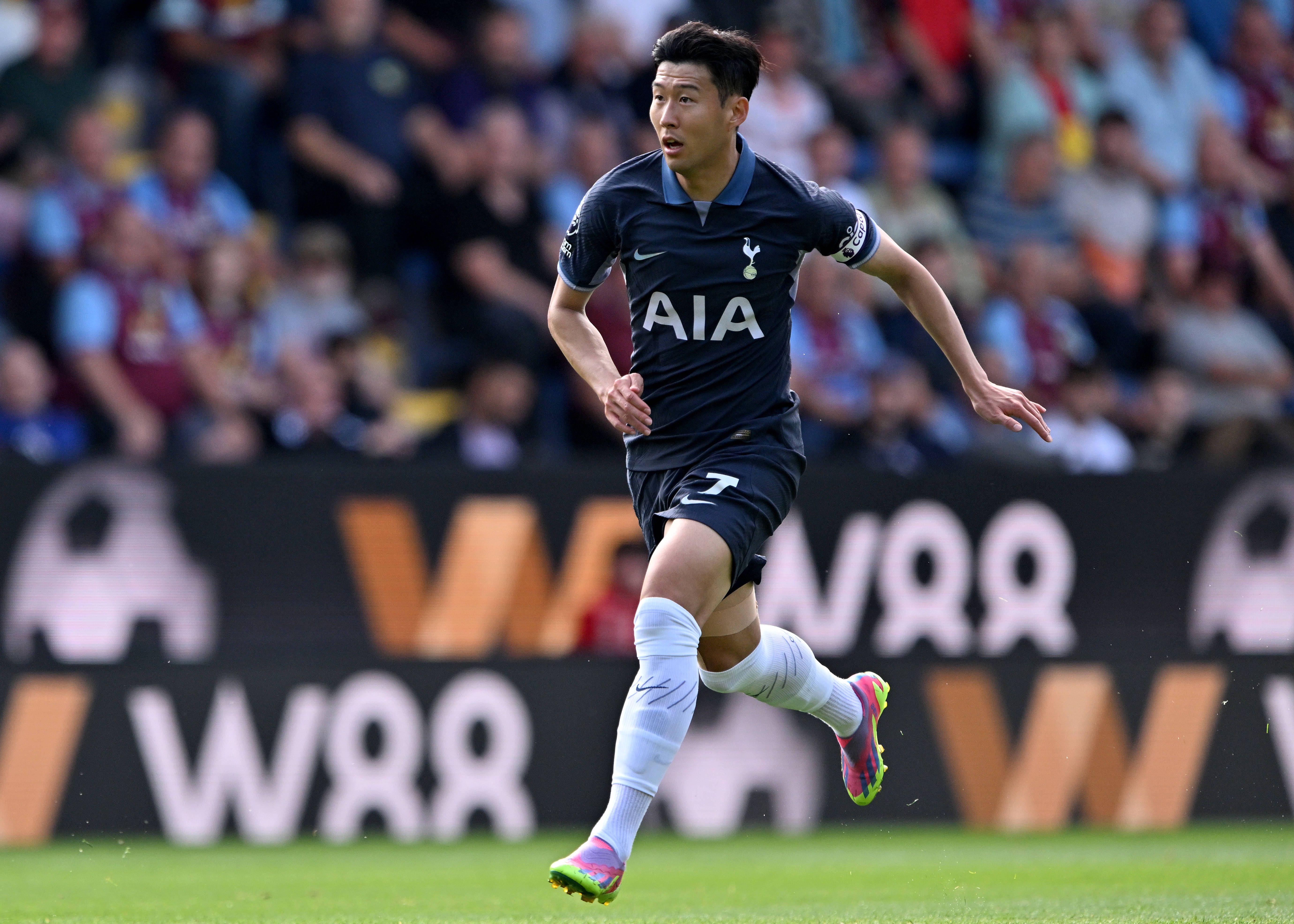 Com menos um, Tottenham segura vitória no terreno do Nottingham Forest