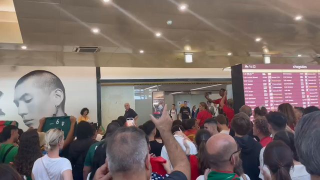 Ambiente no aeroporto Humberto Delgado na receção aos campeões europeus de sub-19 de futsal