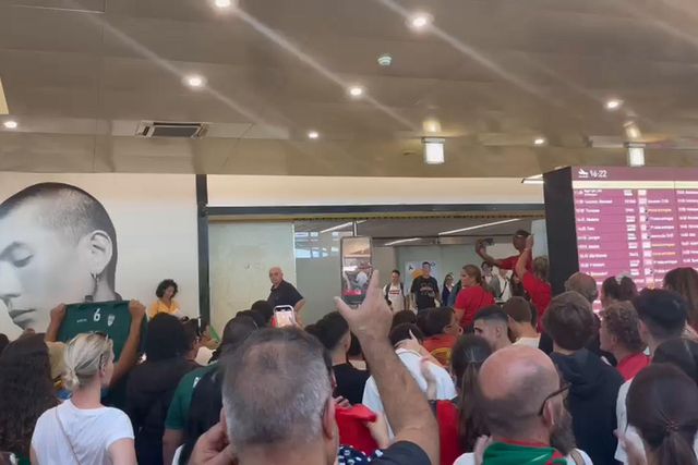 Ambiente no aeroporto Humberto Delgado na receção aos campeões europeus de sub-19 de futsal