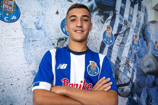 Gustavo Guerra assina contrato de formação com o FC Porto