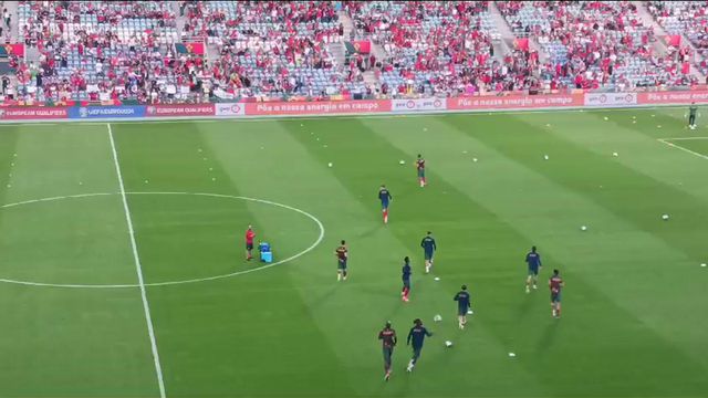 O aquecimento da Seleção Nacional no estádio Algarve
