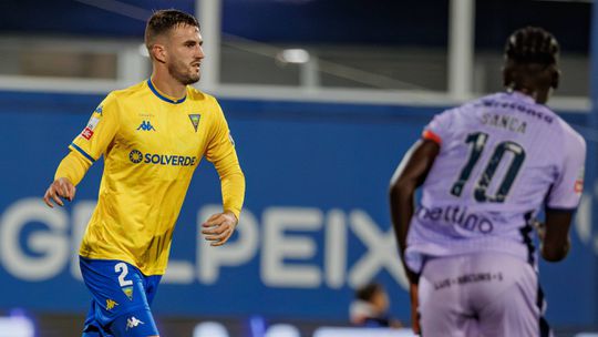 Estoril resolve Parra e Ndiaye