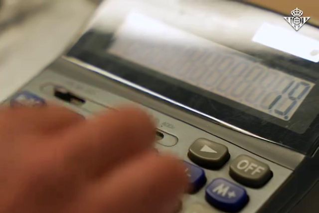 Bétis anuncia renovação de Ruibal... ao estilo de The Office