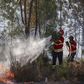 Bombeiros combatem incêndio - Foto: Filipe Amorim/LUSA