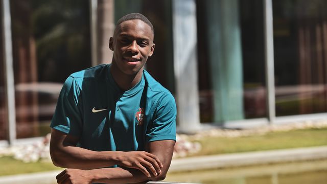 Kutchy ansioso para ouvir o hino de Portugal no Mundial