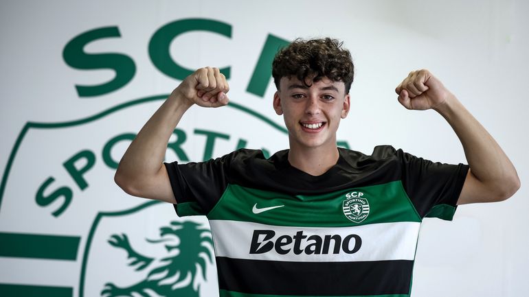Sporting oficializa Paulo Iago