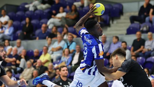 Vítor Bruno assiste ao arranque do FC Porto na Liga dos Campeões