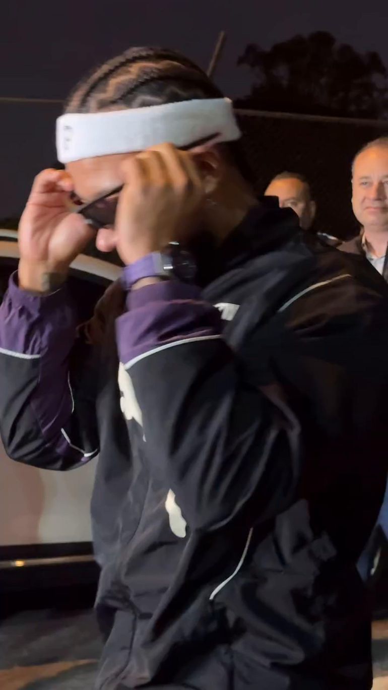 «Bem-vindo ao hospício»: Adeptos do Corinthians recebem Memphis em festa