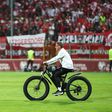 Ralf Rangnick atravessa campo de bicicleta elétrica (IMAGO)