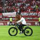 Ralf Rangnick atravessa campo de bicicleta elétrica (IMAGO)