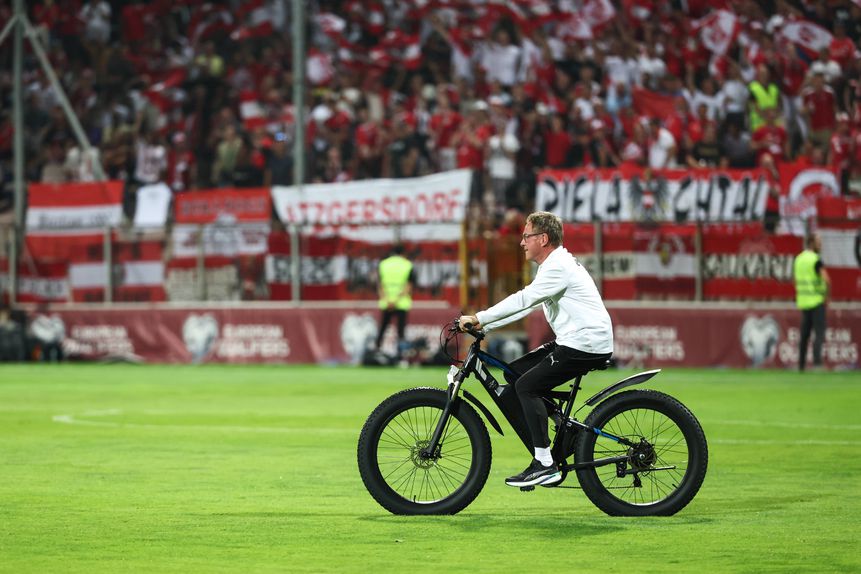 Ralf Rangnick atravessa campo de bicicleta elétrica (IMAGO)