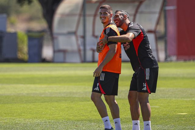 Boa disposição, carinho e o mote de Otamendi: os bastidores do treino do Benfica