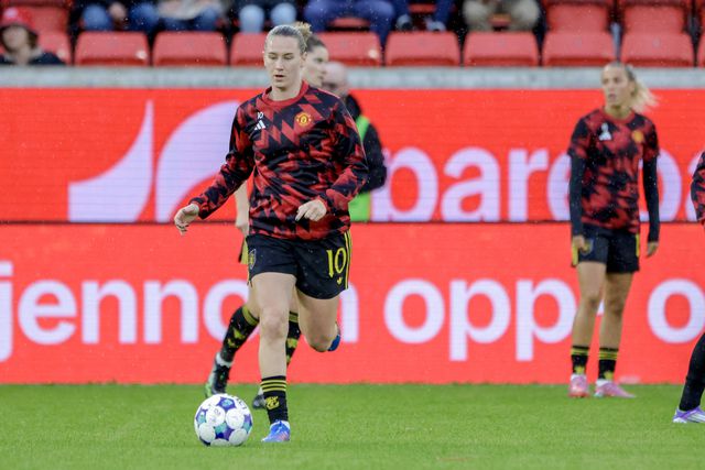 Jogadoras do Man. United... perderam as chuteiras a caminho de jogo da Champions