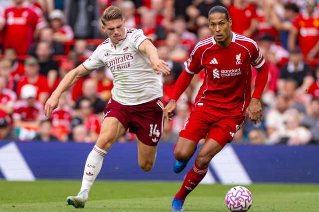 Van Dijk em luta com Gyokeres no Liverpool-Arsenal