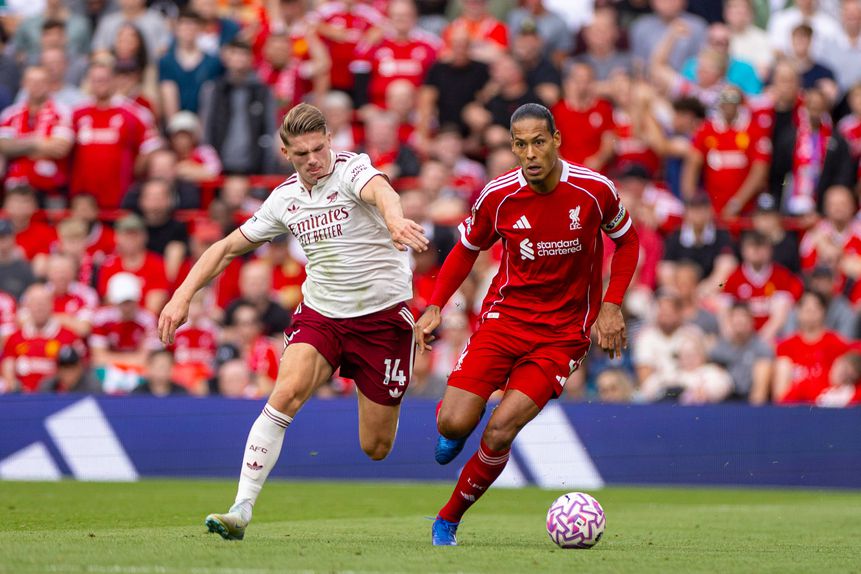 Van Dijk em luta com Gyokeres no Liverpool-Arsenal